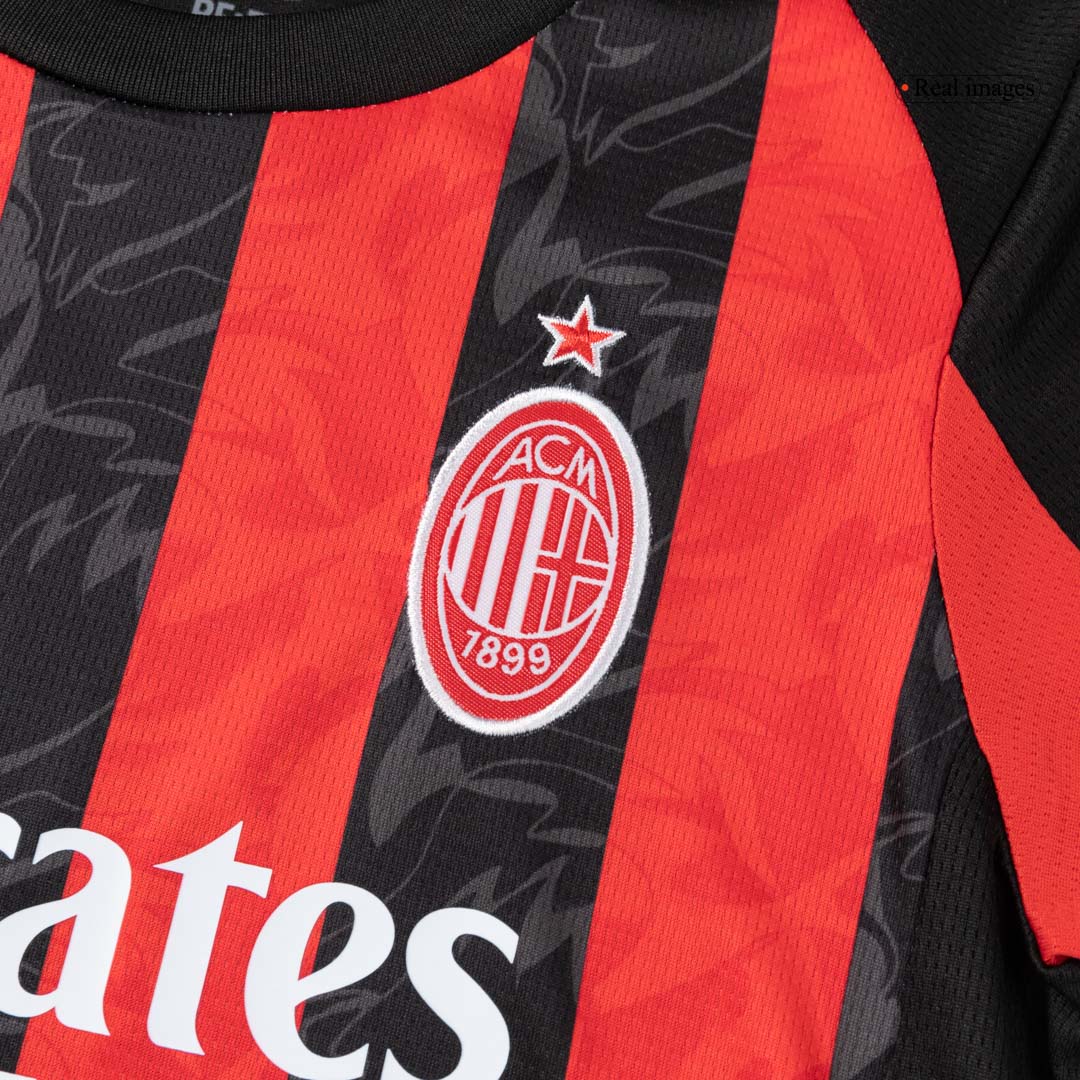 Kit de camiseta de fútbol local del AC Milan para niño (camiseta, pantalón corto y calcetines) 2025/26, rojo y negro