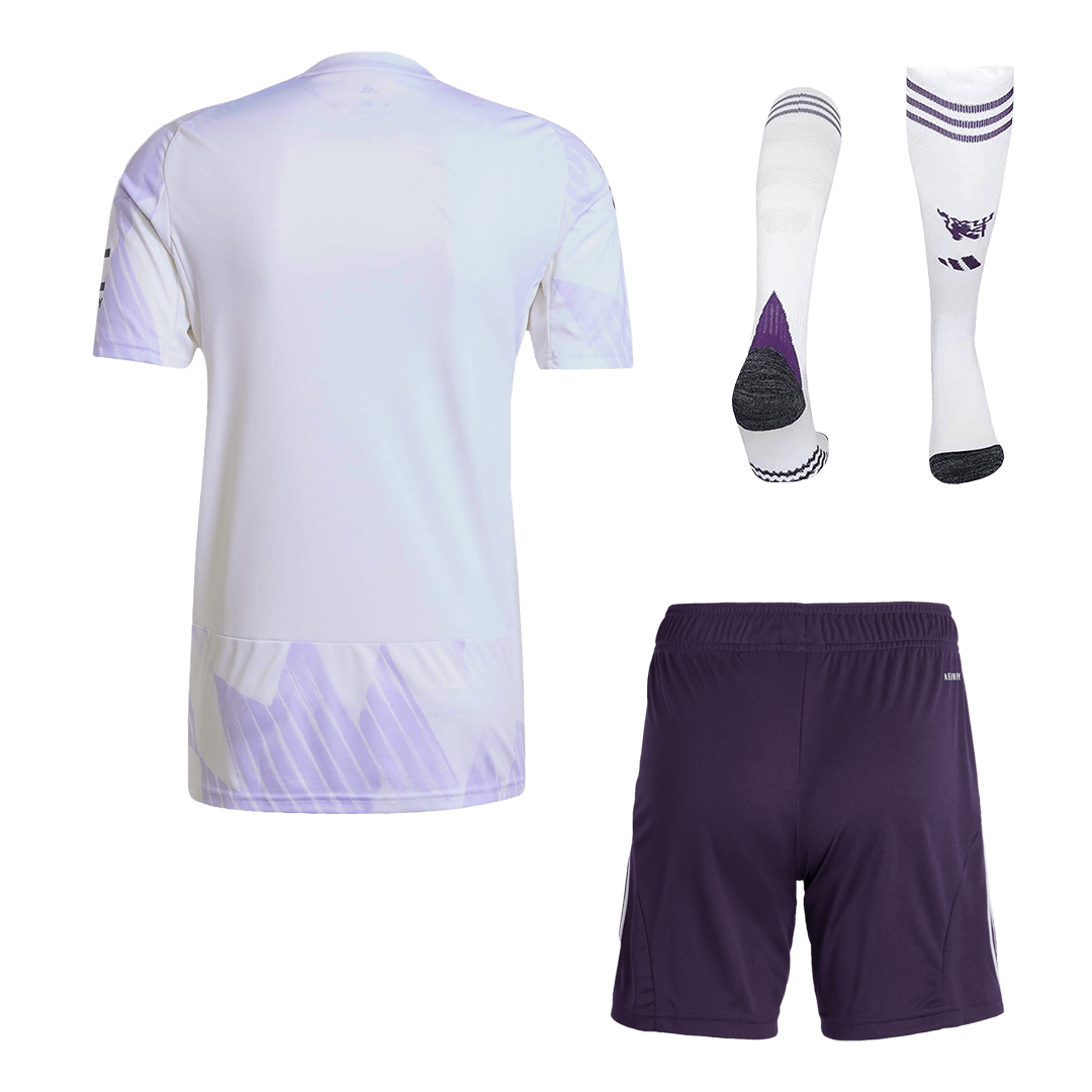 Kit de visitante del Manchester United (camiseta, pantalón corto y medias) 2025/26