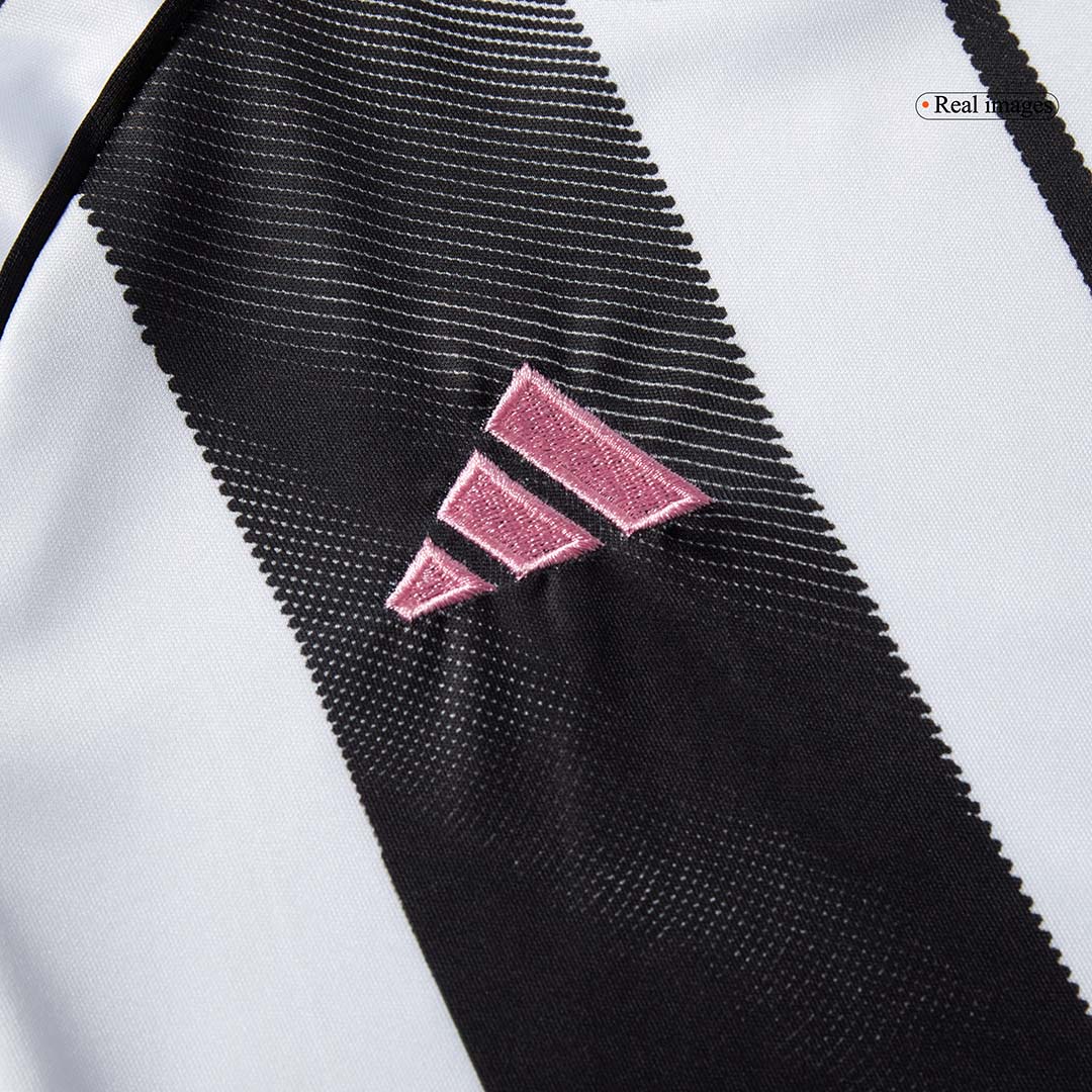 Kit de camiseta de fútbol local de la Juventus para niños (camiseta, pantalón corto y calcetines) 2025/26 (negro y blanco)