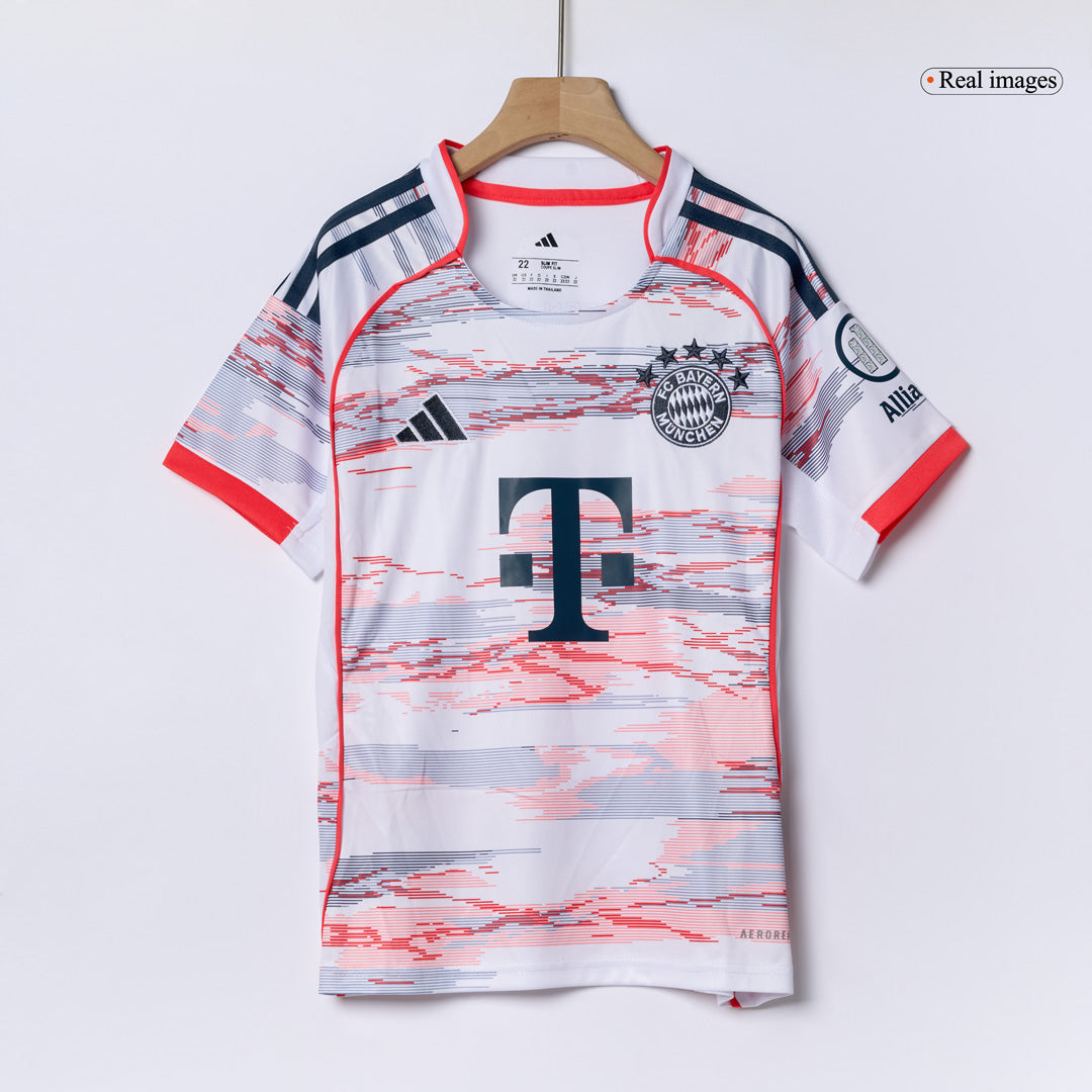 Kit de visitante del Bayern Múnich para niño (camiseta, pantalón corto y calcetines) 2025/26, color blanco