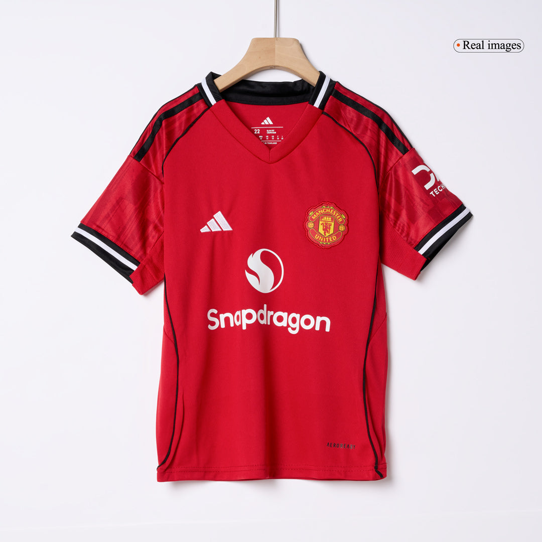 Kit de fútbol local del Manchester United para niños (Kit, pantalón corto y calcetines) 2025/26