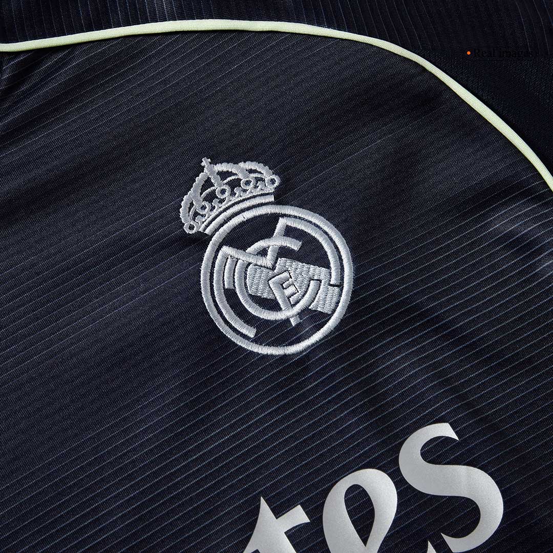 Kit de camiseta de fútbol visitante del Real Madrid 2025/26