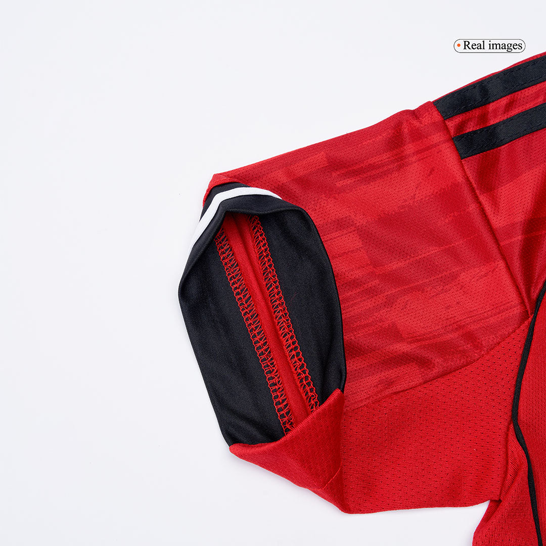 Kit de fútbol local del Manchester United para niños (Kit, pantalón corto y calcetines) 2025/26