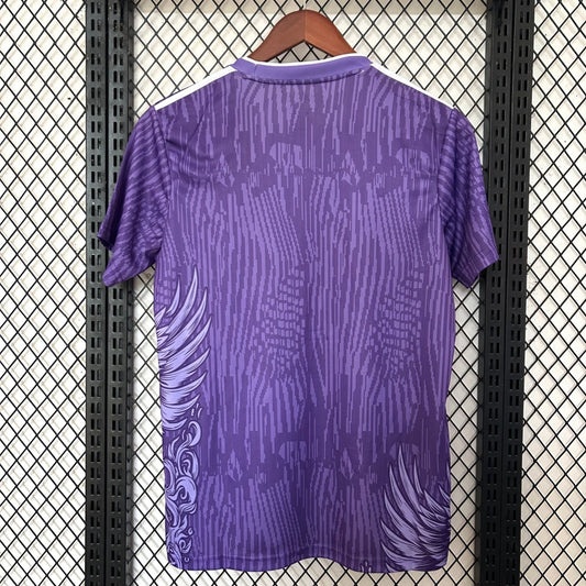 Camiseta edición especial del Liverpool con el águila morada, talla 25/26