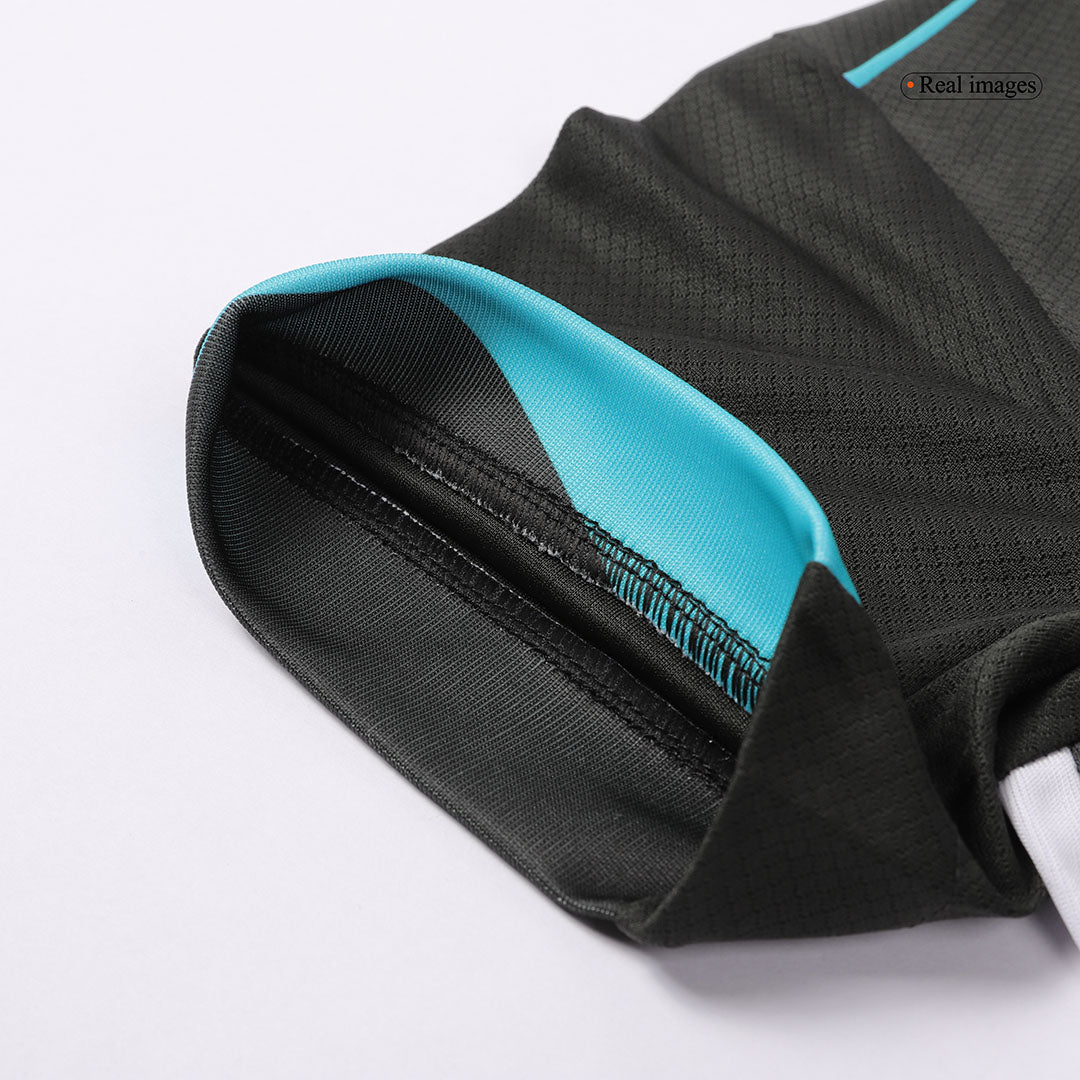 Kit de fútbol visitante del Liverpool para niños (camiseta y pantalón corto)