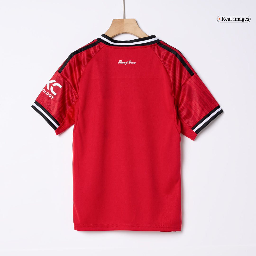 Kit de fútbol local del Manchester United para niños (Kit, pantalón corto y calcetines) 2025/26