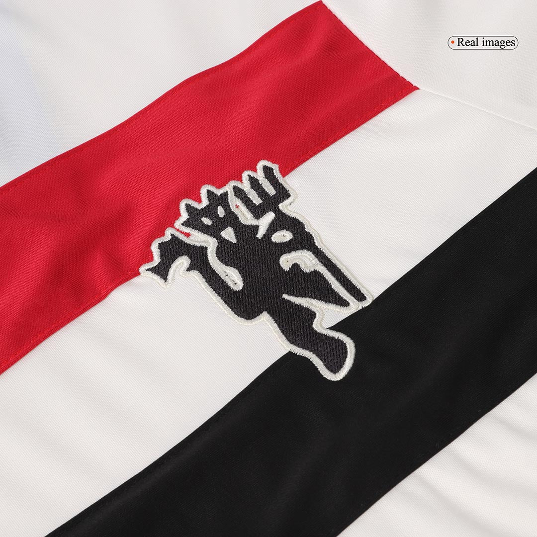 Kit de fútbol de visitante del Manchester United (camiseta, pantalón corto y calcetines)