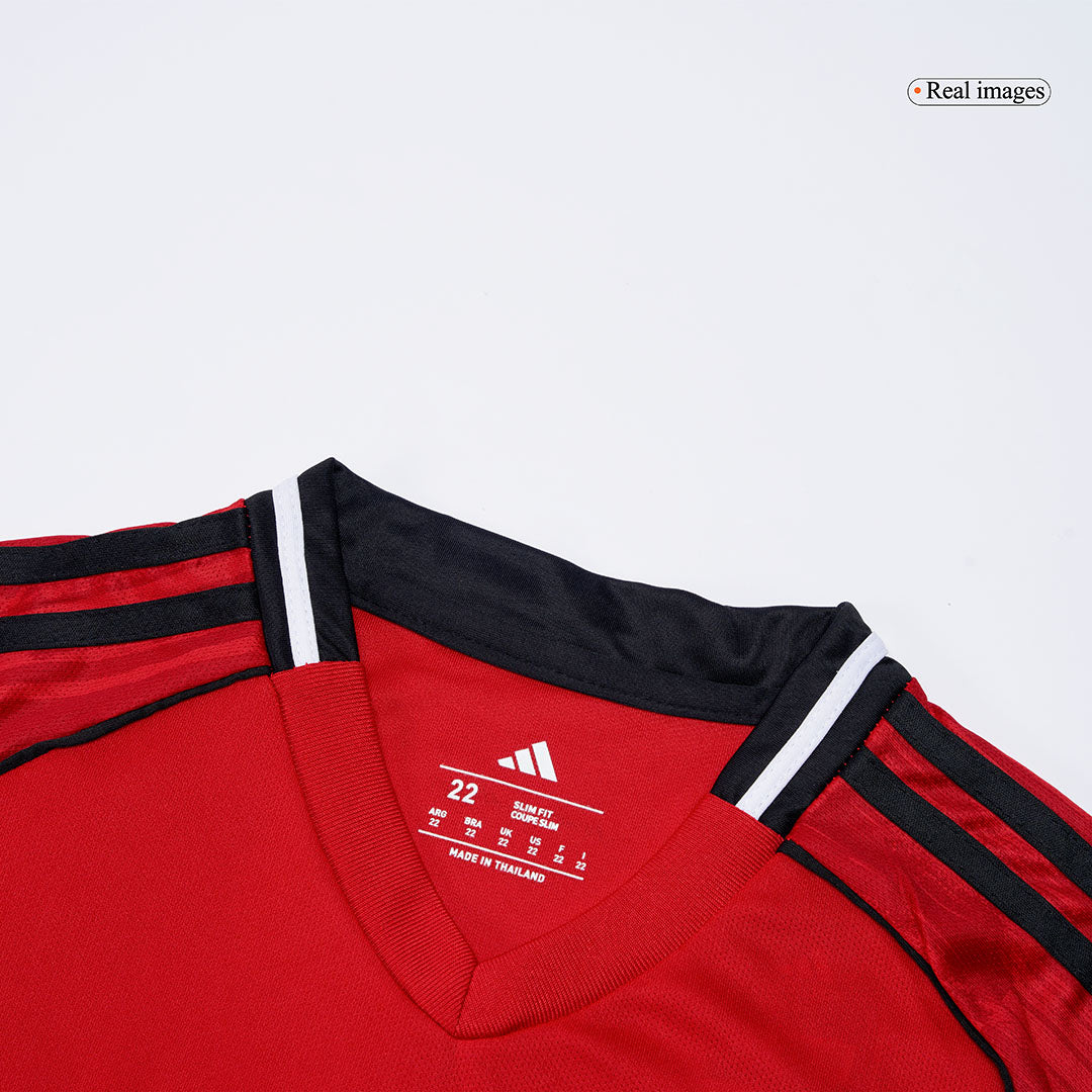 Kit de fútbol local del Manchester United para niños (Kit, pantalón corto y calcetines) 2025/26