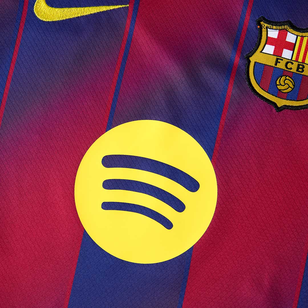 Kit de fútbol local del Barcelona para niños (camiseta, pantalón corto y calcetines) 2025/26 (rojo y azul)