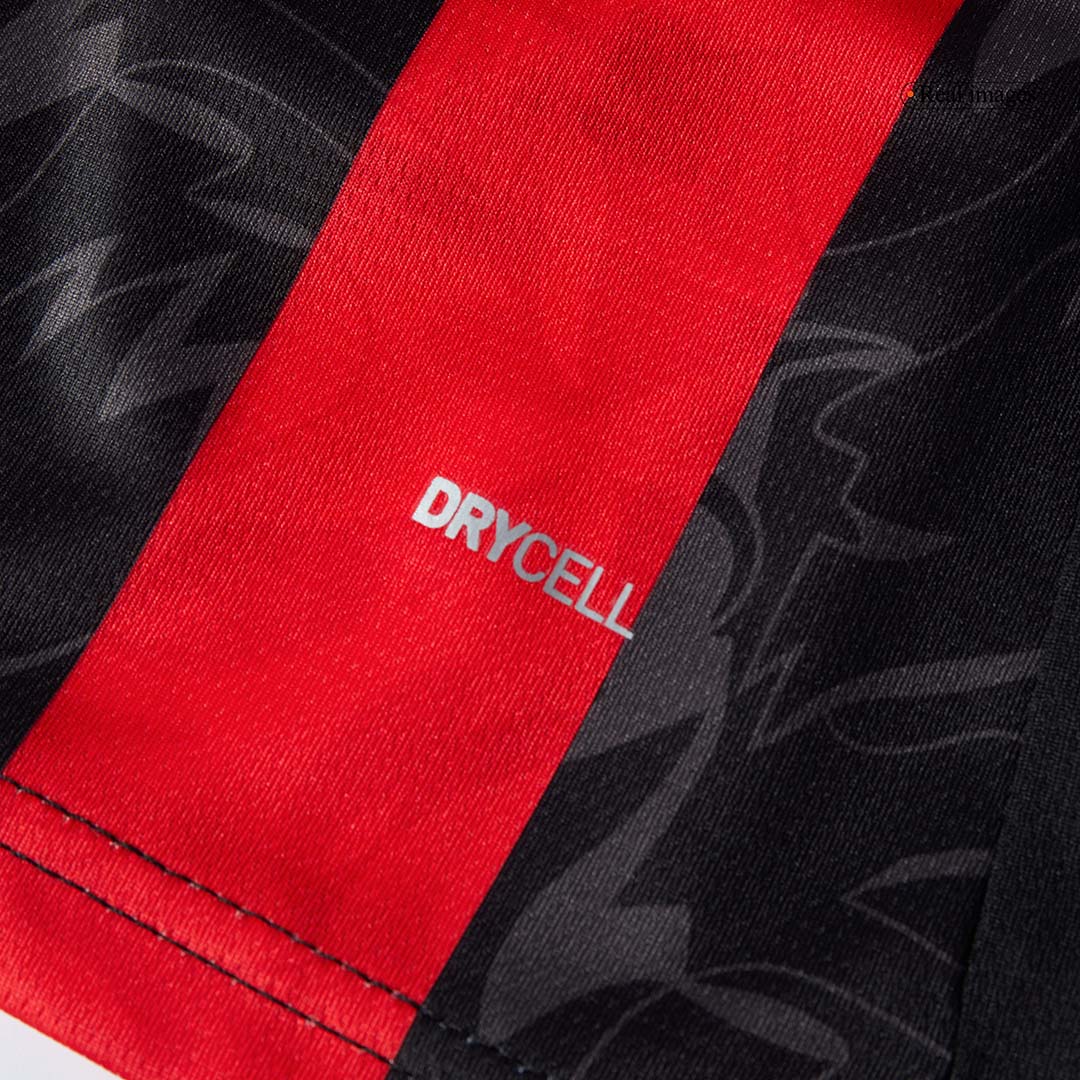 Kit de fútbol local del AC Milan (Kit y pantalón corto) 2025/26, rojo y negro