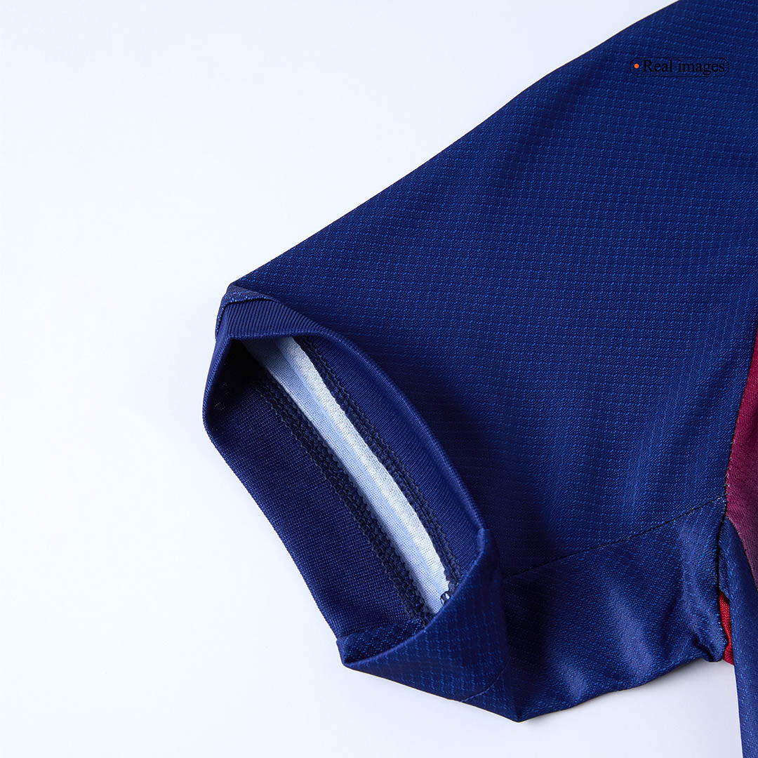 Kit de fútbol local del Barcelona para niños (camiseta, pantalón corto y calcetines) 2025/26 (rojo y azul)