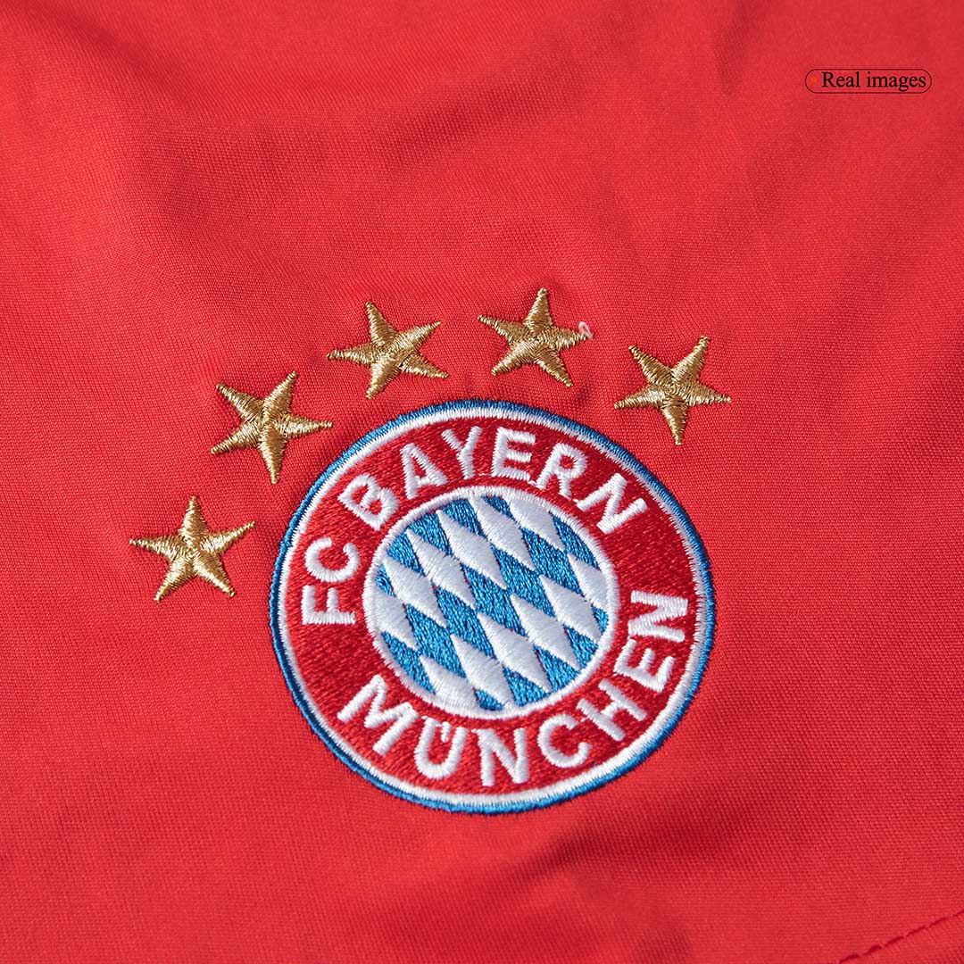 Kit de fútbol local del Bayern Múnich (Kit, pantalón corto y medias) 2025/26, color rojo