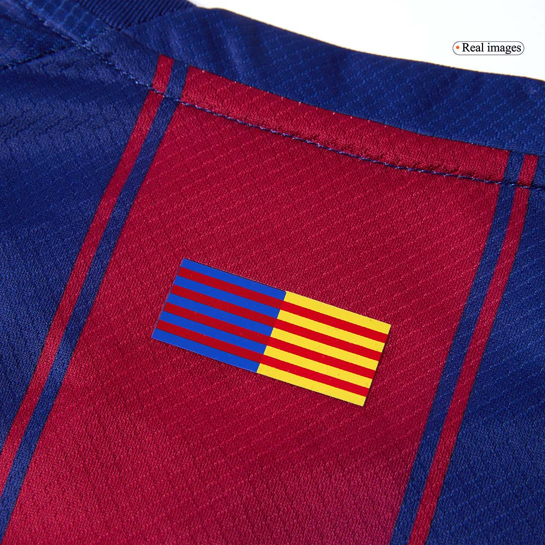 Kit de fútbol local del Barcelona para niños (camiseta, pantalón corto y calcetines) 2025/26 (rojo y azul)