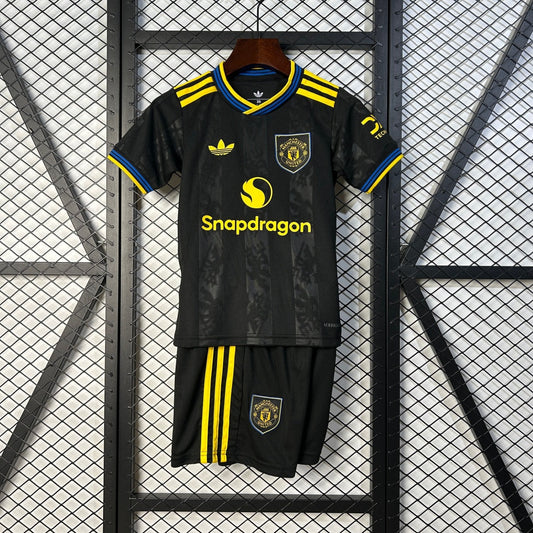 Conjunto infantil de tercera equipación del Manchester United 25/26