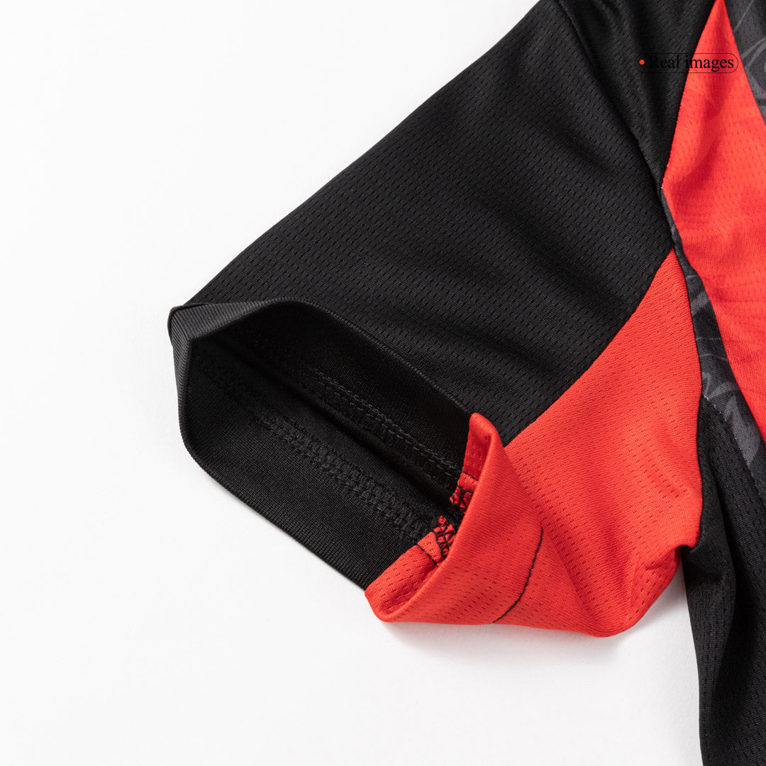 Kit de camiseta de fútbol local del AC Milan para niño (camiseta, pantalón corto y calcetines) 2025/26, rojo y negro