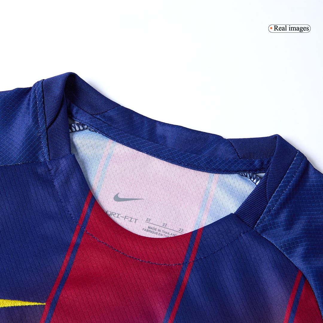 Kit de fútbol local del Barcelona para niños (camiseta, pantalón corto y calcetines) 2025/26 (rojo y azul)