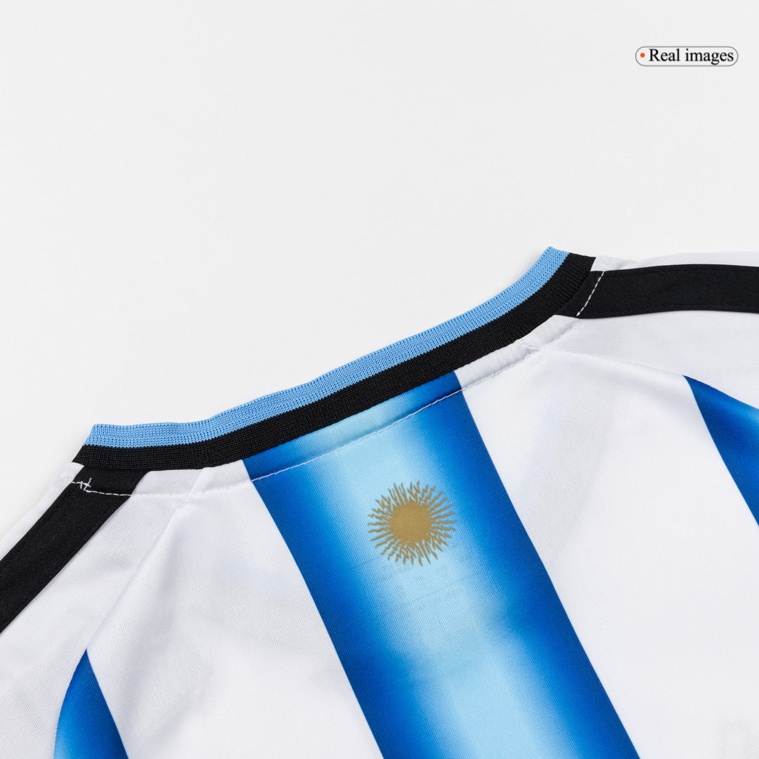Kit de camiseta de fútbol local de Argentina para niños (camiseta, pantalón corto y medias) 2025/26