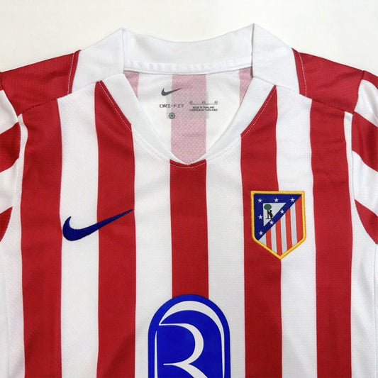Kit de fútbol local del Atlético de Madrid para niño (Kit y pantalón corto) 2025/26, rojo y blanco