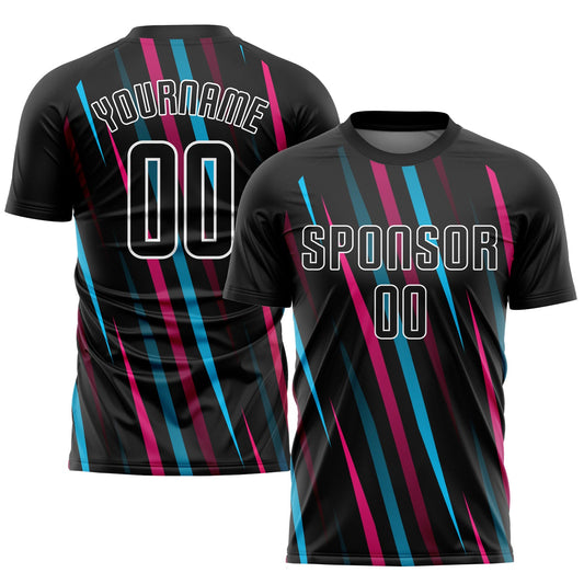 Camiseta de fútbol personalizada con sublimación en negro, azul claro y rosa.