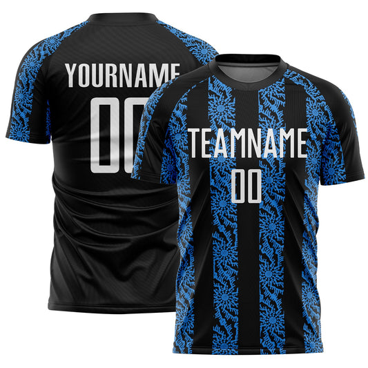 Camiseta de fútbol personalizada con sublimación de formas abstractas en negro, blanco y azul polvo.