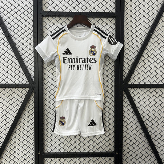 Conjunto infantil del Real Madrid 25/26