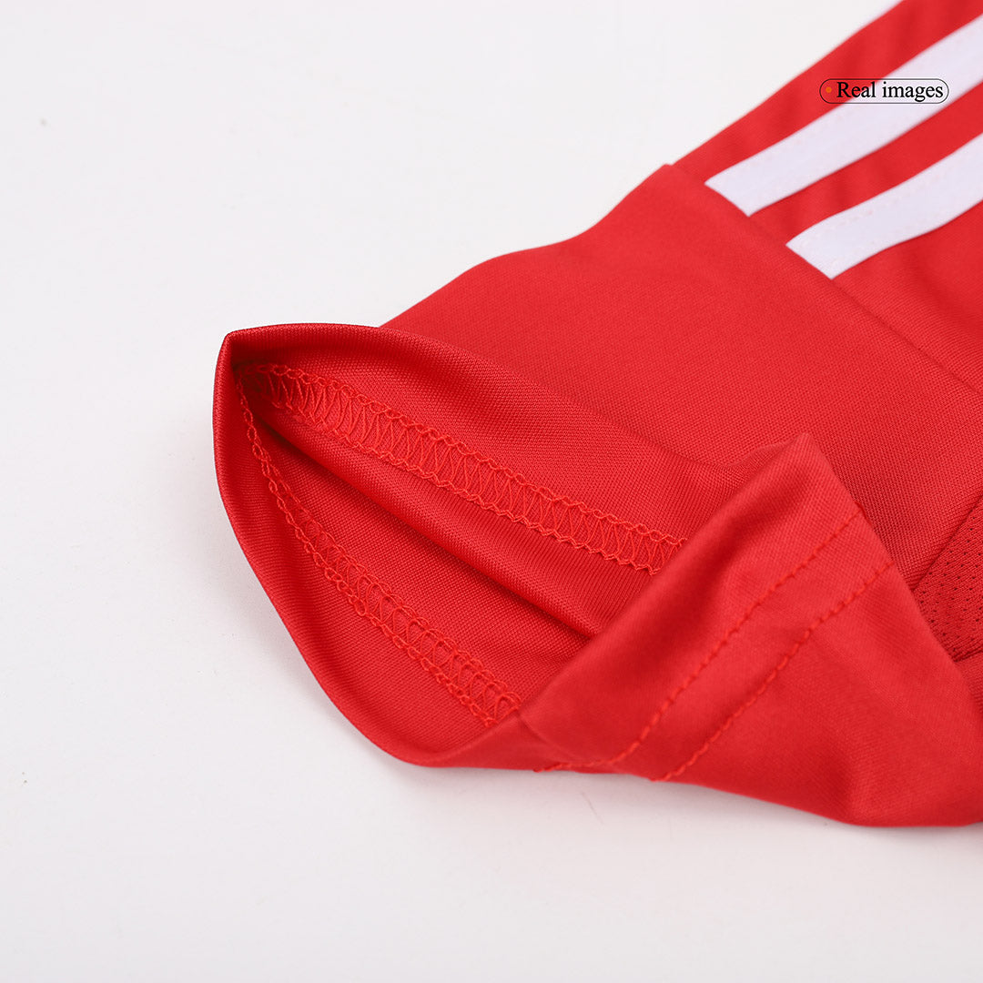 Kit de fútbol local del Manchester United para niños (Kit, pantalón corto y calcetines) 2024/25