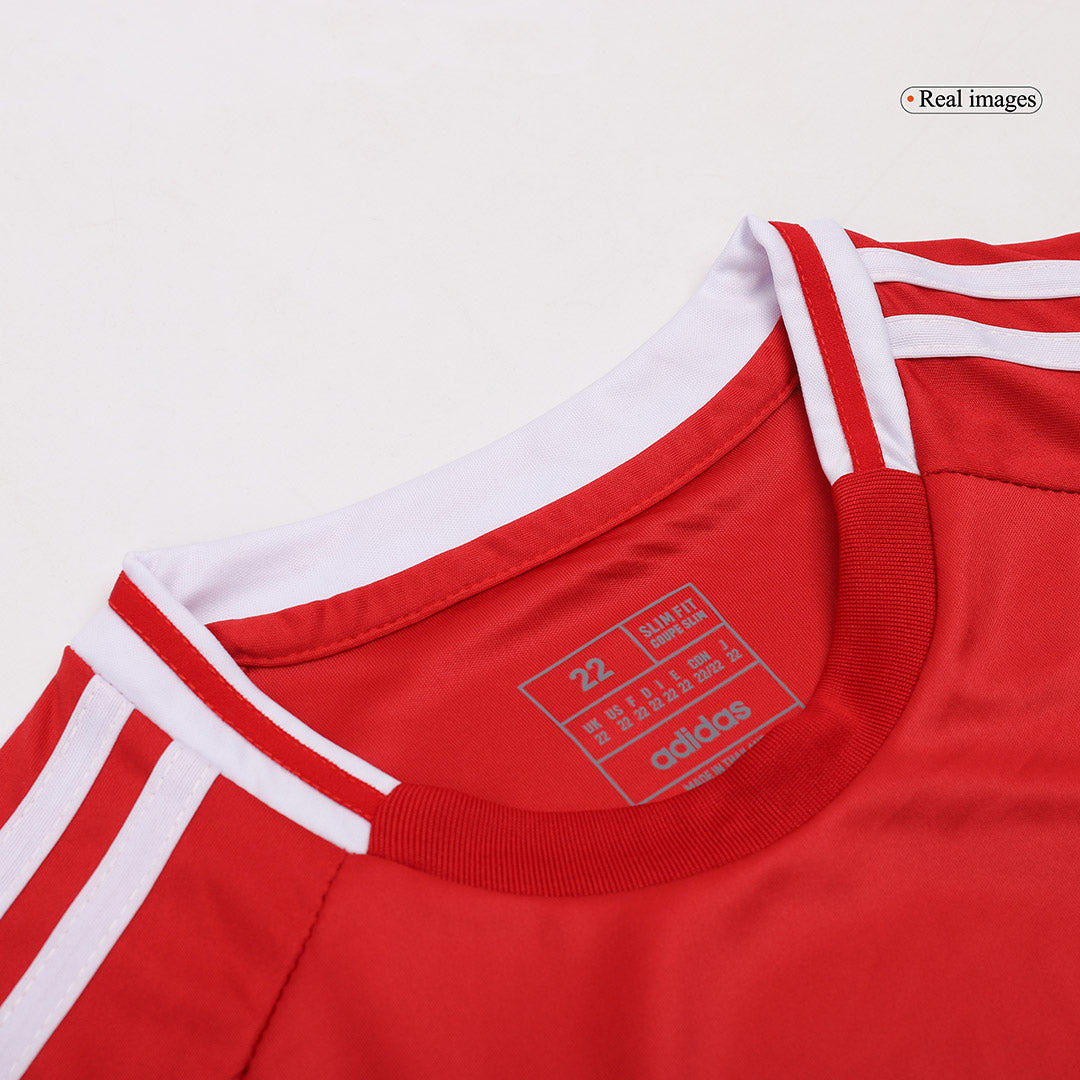 Kit de fútbol local del Manchester United para niños (Kit, pantalón corto y calcetines) 2024/25