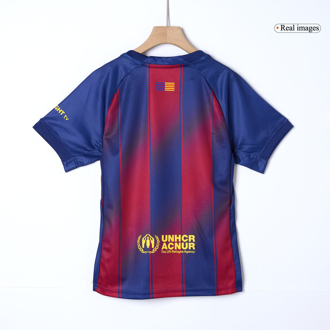 Kit de fútbol local del Barcelona para niños (camiseta, pantalón corto y calcetines) 2025/26 (rojo y azul)