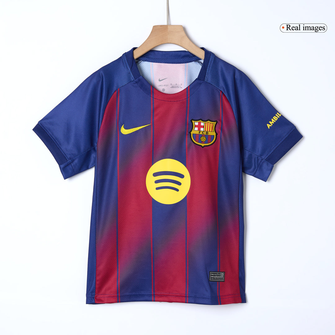 Kit de fútbol local del Barcelona para niños (camiseta, pantalón corto y calcetines) 2025/26 (rojo y azul)
