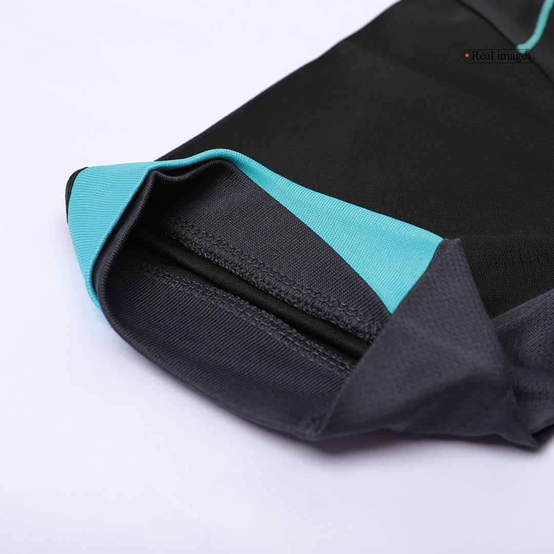 Kit de visitante del Liverpool (camiseta, pantalones cortos y calcetines)