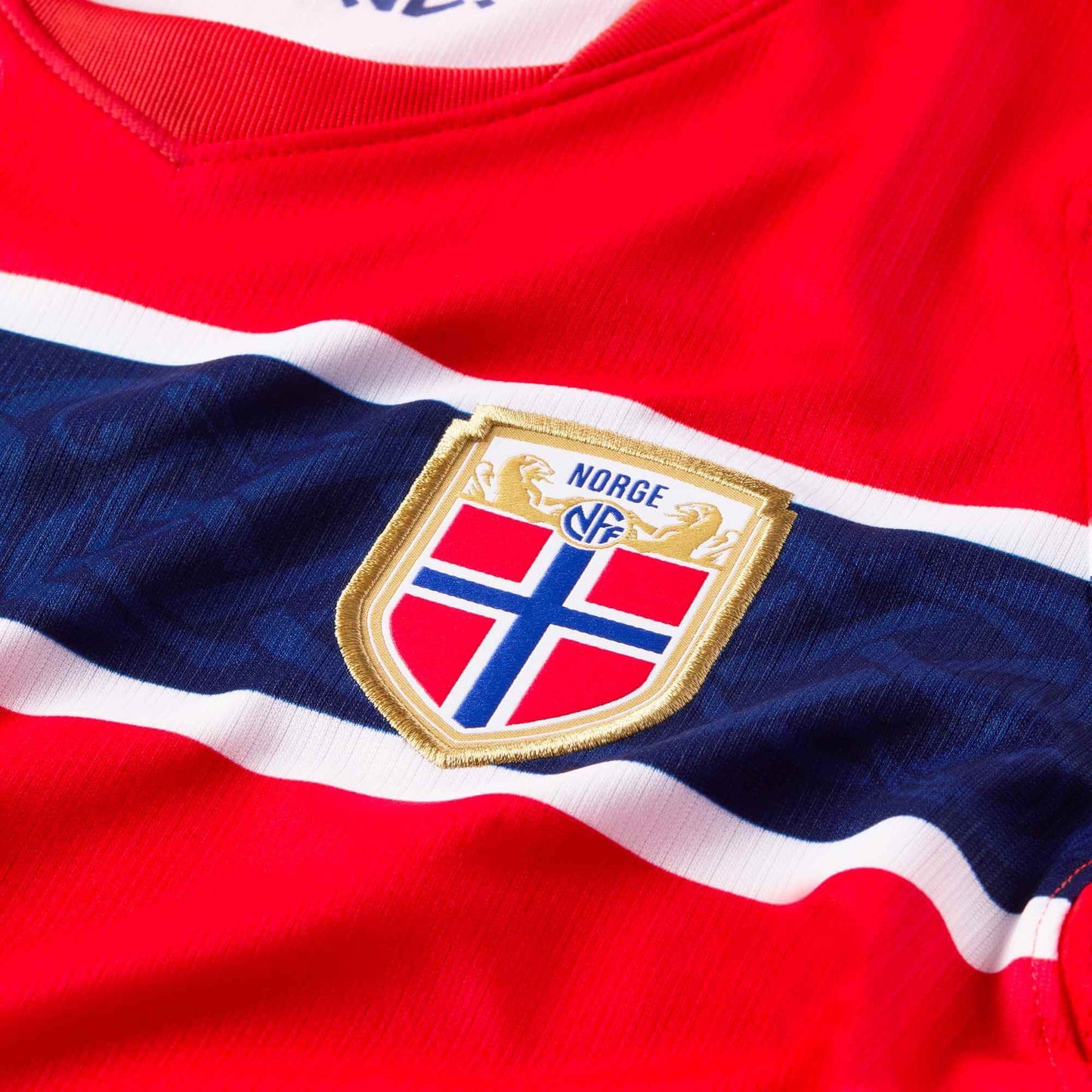 Camiseta local de la selección femenina de Noruega para el Mundial de 2026