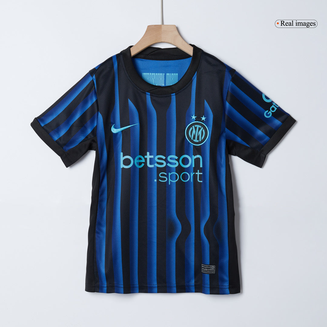 Kit de camiseta de fútbol local del Inter de Milán para niños (camiseta, pantalón corto y calcetines) 2025/26