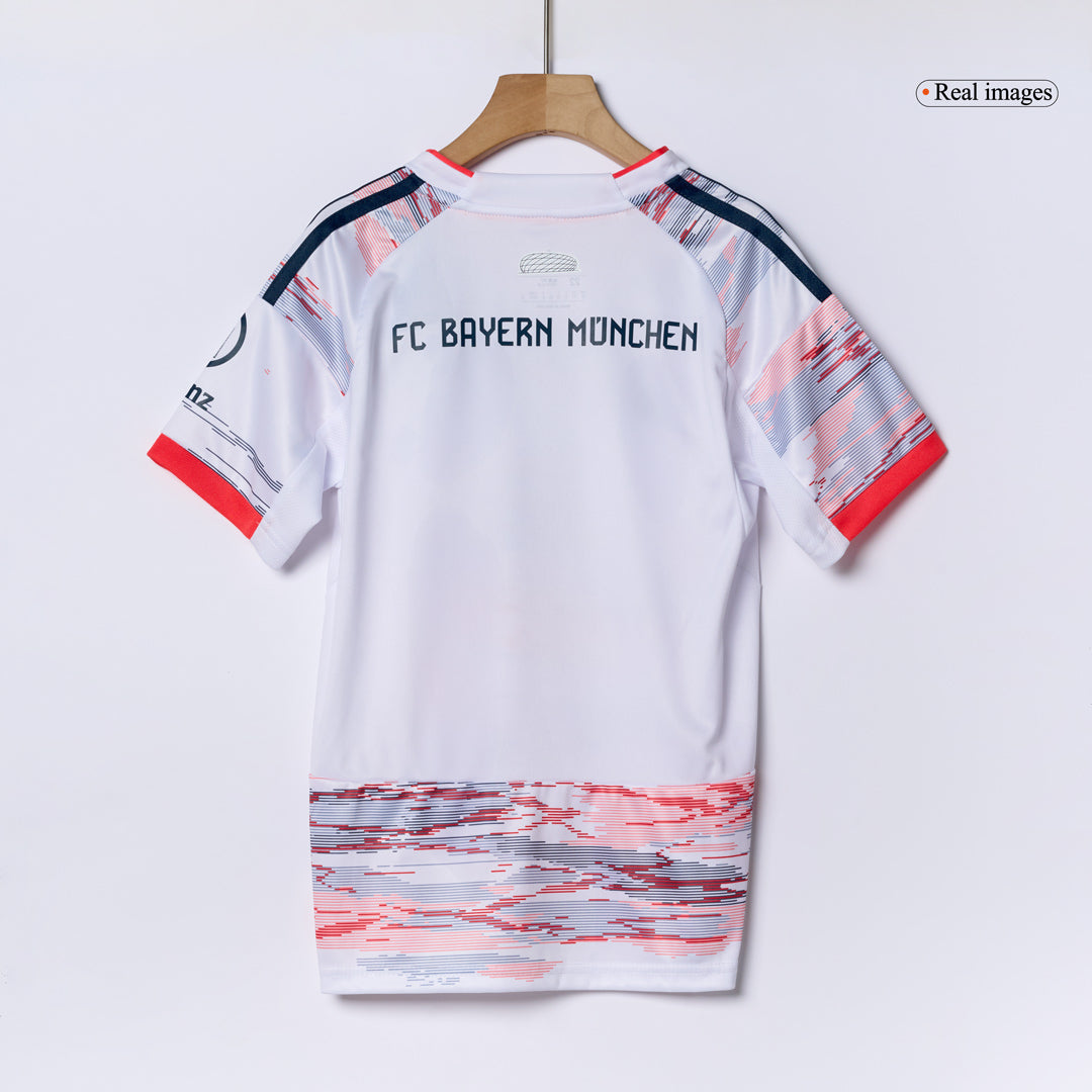 Kit de visitante del Bayern Múnich para niño (camiseta, pantalón corto y calcetines) 2025/26, color blanco